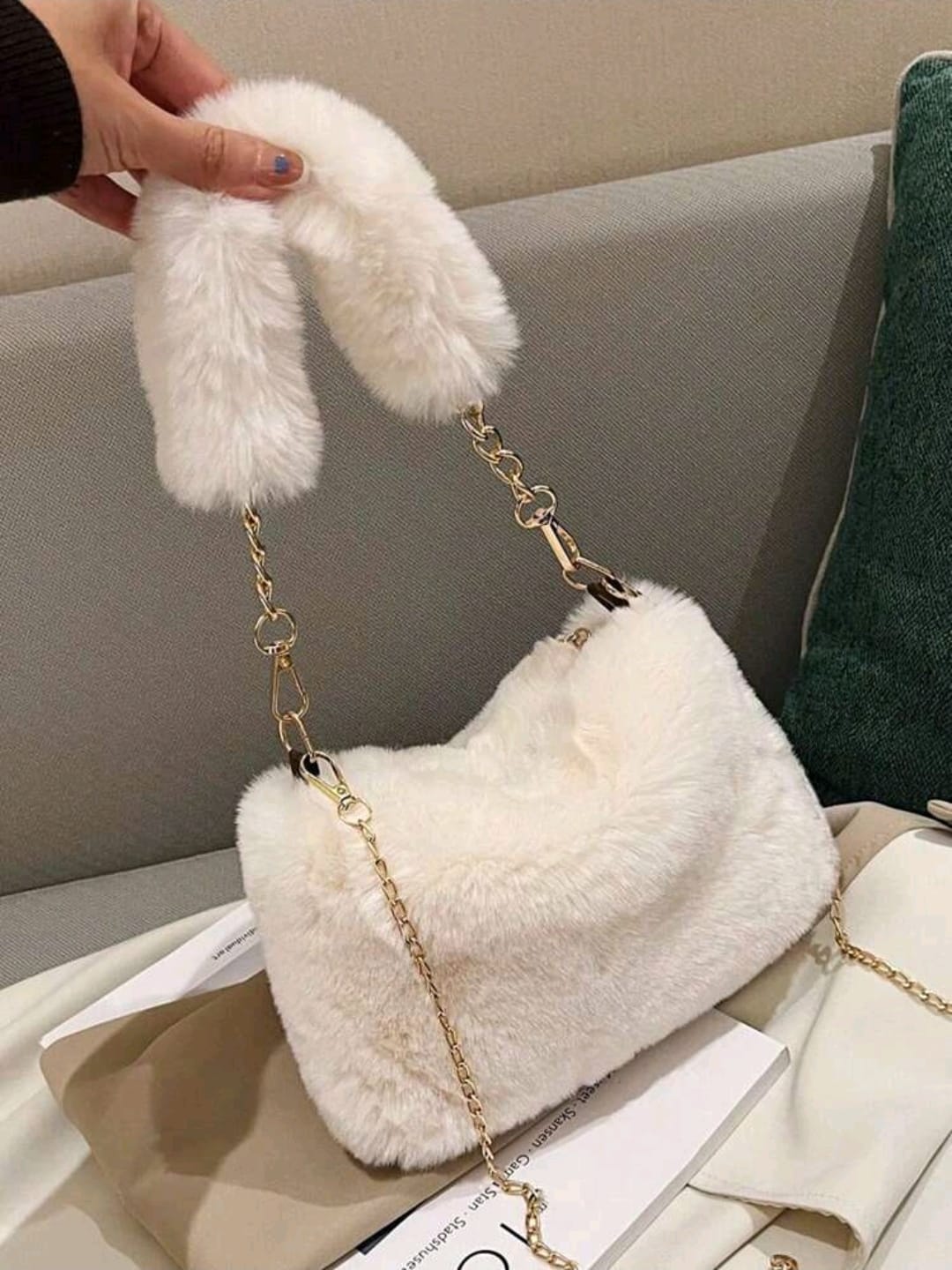 شنطة فرو بسلسلة دهبي